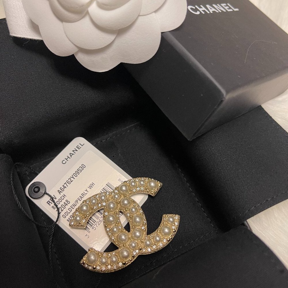 NWT Chanel CC logo brooch